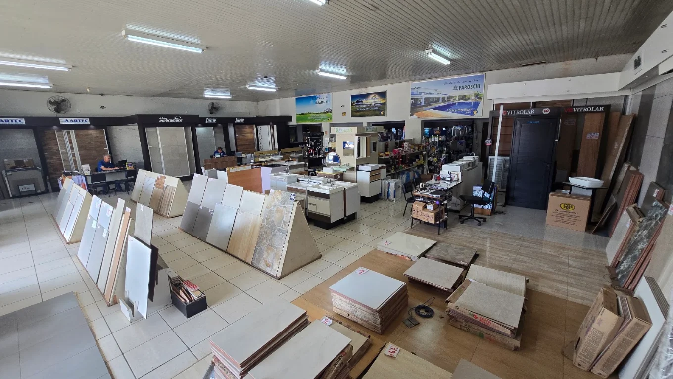 Interior da Paroschi com exposição de pisos, revestimentos e materiais para construção